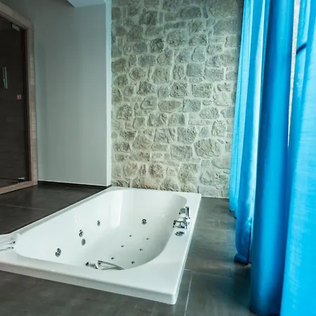 Halanus And Hotel 3*