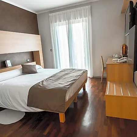 Halanus And Hotel 3*
