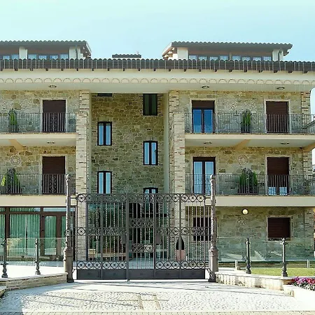 Halanus And Hotel 3*