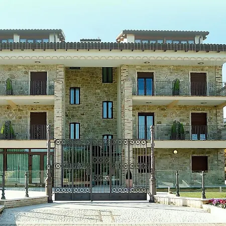 Halanus And Hotel 3*